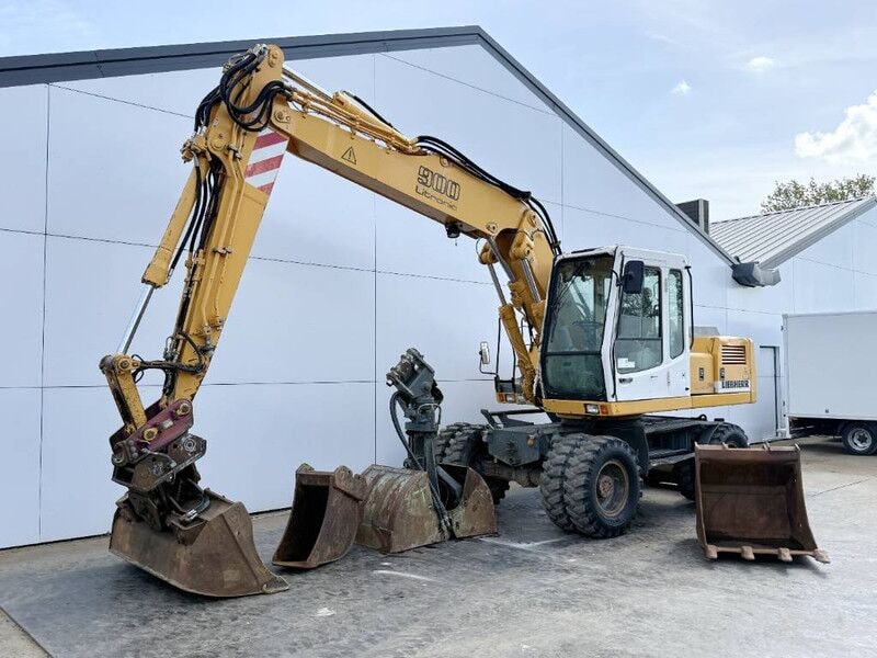2000 Liebherr A900B Litronic wheel excavator side view
