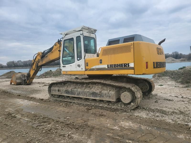 2004 Liebherr R934B HD-S crawler excavator, rear three-quarter view 2004 Liebherr R934B HD-S crawler excavator, rear three-quarter view