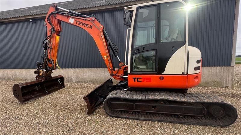 2007 Terex TC75 crawler excavator side view 2007 Terex TC75 crawler excavator side view