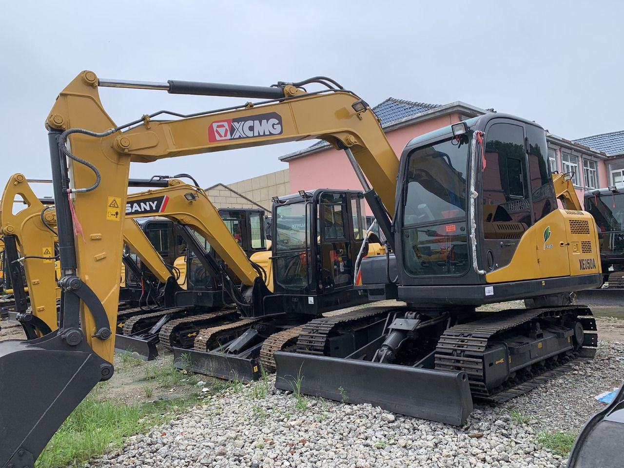 2023 XCMG XE85DA mini excavator, front three-quarter view 2023 XCMG XE85DA mini excavator, front three-quarter view