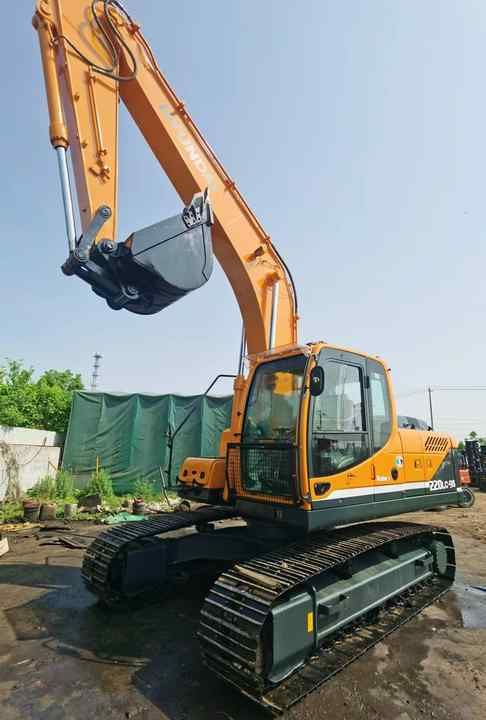 2016 Hyundai R220LC-9S crawler excavator, side view 2016 Hyundai R220LC-9S crawler excavator, side view