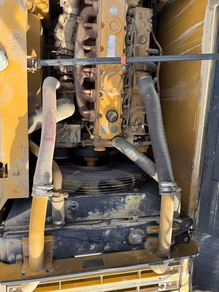 Vue du compartiment moteur d'une pelle sur chenilles Caterpillar 320D2 de 2017