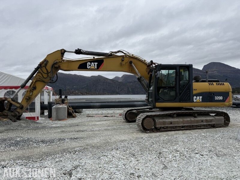 Escavatore cingolato Caterpillar 320DL del 2011, vista laterale Escavatore cingolato Caterpillar 320DL del 2011, vista laterale
