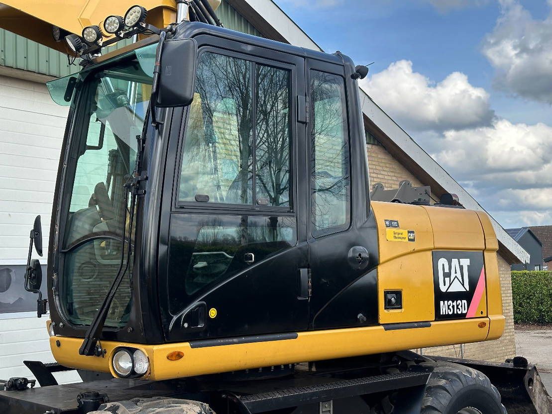 2011 Caterpillar M313D wheel excavator cab and side view 2011 Caterpillar M313D wheel excavator cab and side view