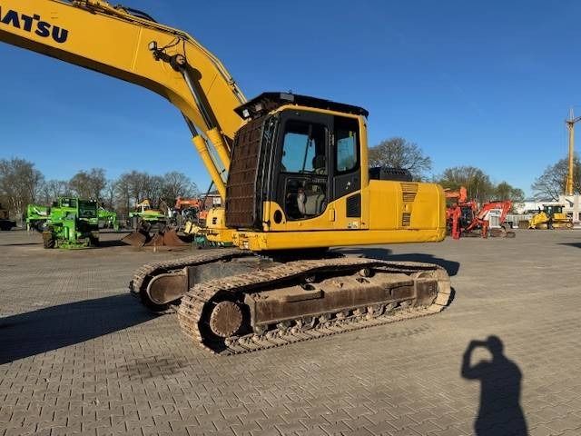 2006 Komatsu PC210LC-8 crawler excavator, side view 2006 Komatsu PC210LC-8 crawler excavator, side view