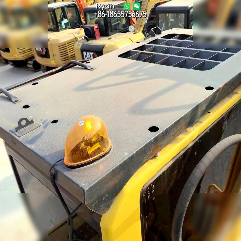 Escavatore cingolato Komatsu PC200-8 del 2012, vista dal tetto della cabina Escavatore cingolato Komatsu PC200-8 del 2012, vista dal tetto della cabina
