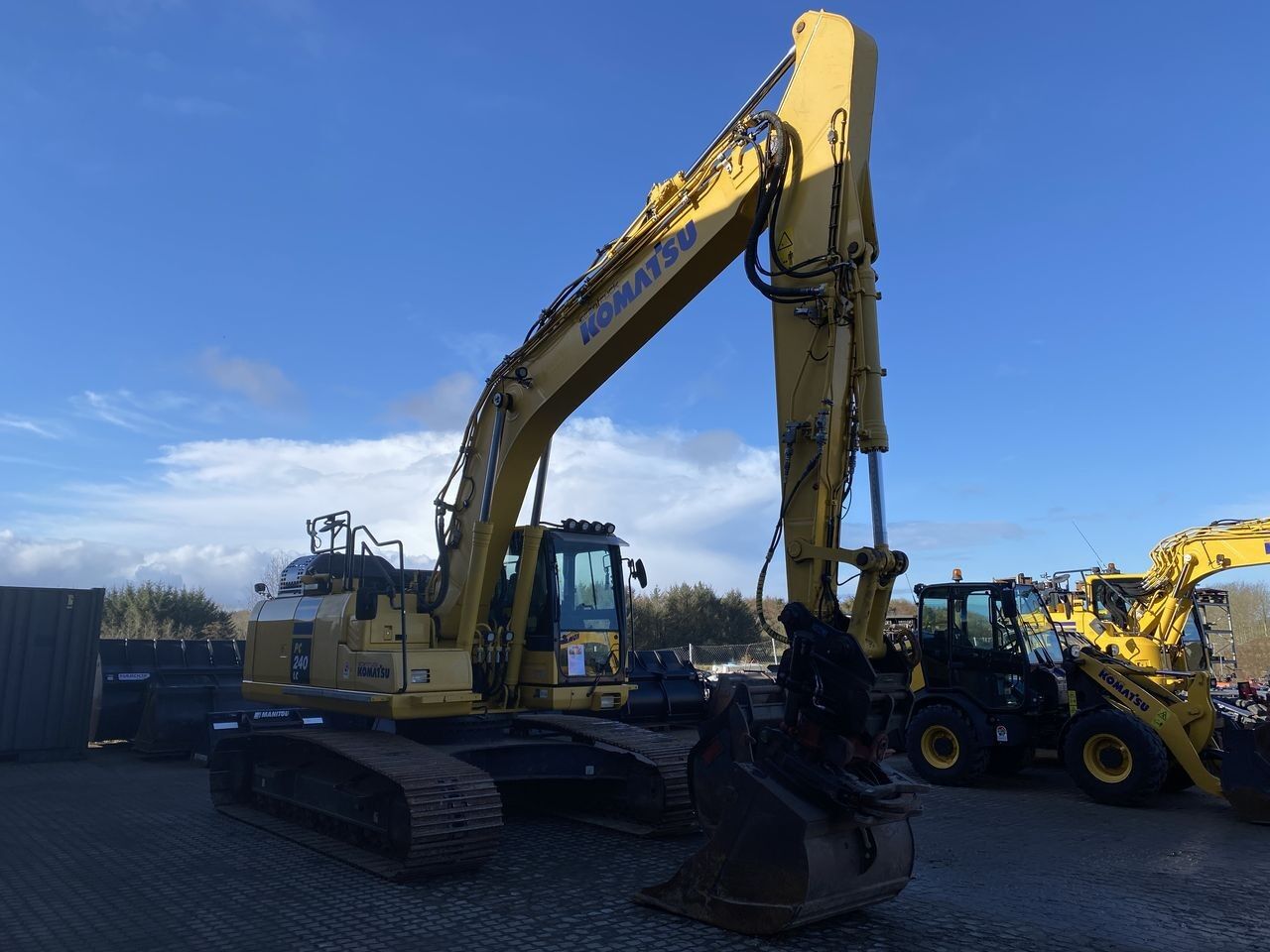 2018 Komatsu PC240LC-11 crawler excavator, side view 2018 Komatsu PC240LC-11 crawler excavator, side view