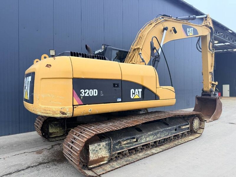 2007 Caterpillar 320DL paletli ekskavatör, arka üç çeyrek görünüm