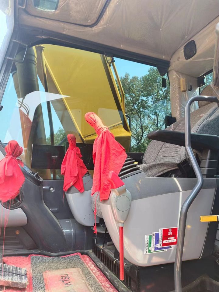 Innenansicht eines Komatsu PC200-8 Raupenbaggers von 2018 Innenansicht eines Komatsu PC200-8 Raupenbaggers von 2018