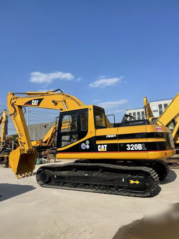2020 Caterpillar 320BL crawler excavator, side view 2020 Caterpillar 320BL crawler excavator, side view