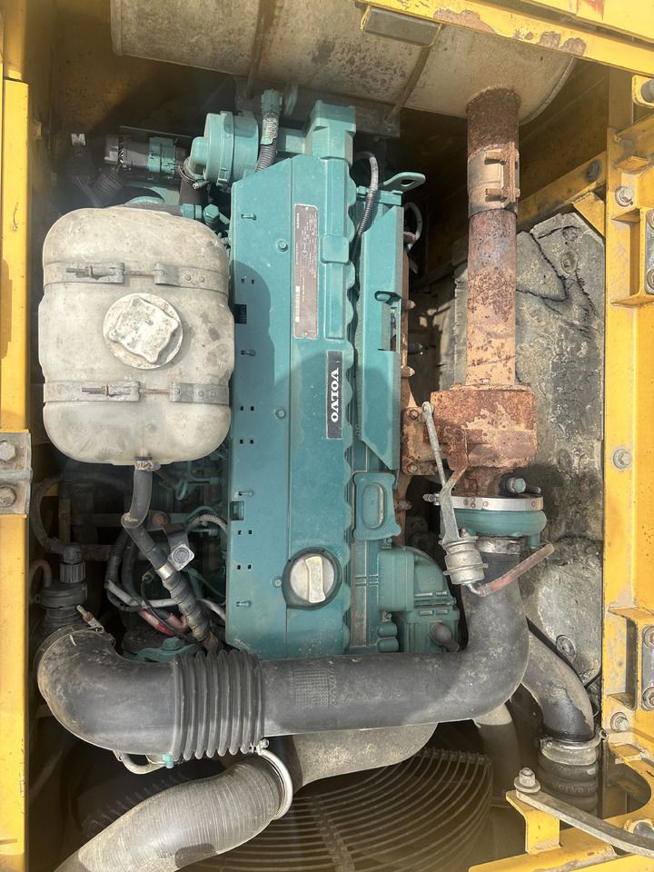 2021 Volvo EC220D engine compartment view