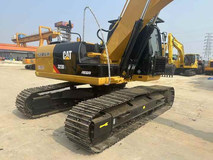 2020 Caterpillar 323DL crawler excavator, rear three-quarter view 2020 Caterpillar 323DL crawler excavator, rear three-quarter view