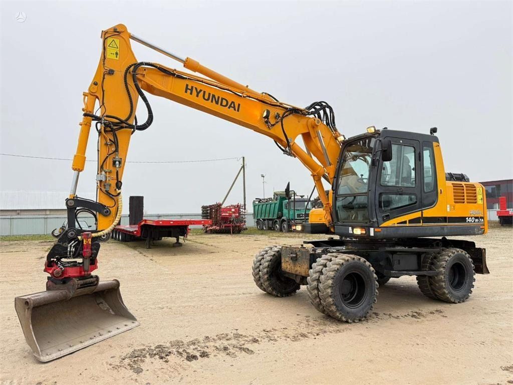 2008 Hyundai R140W-7A wheel excavator, front three-quarter view 2008 Hyundai R140W-7A wheel excavator, front three-quarter view