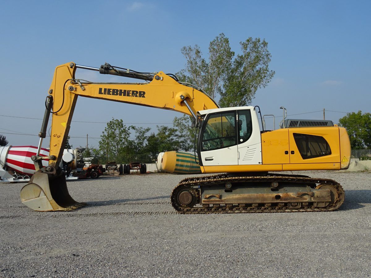 2017 Liebherr R936 NLC crawler excavator, side view