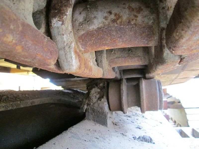 1994 JCB JS450 crawler excavator undercarriage detail