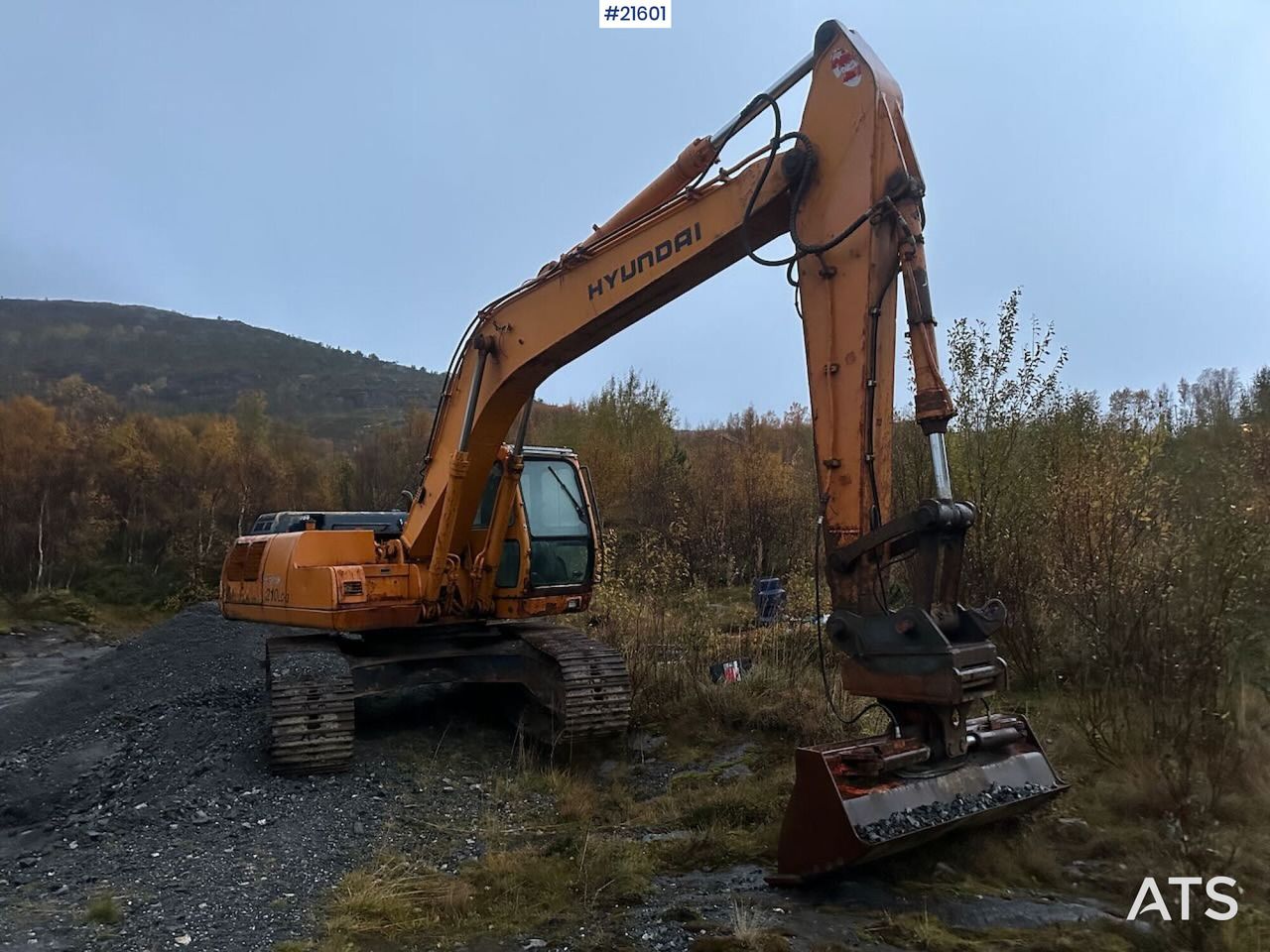 1997 Hyundai R210LC-3H crawler excavator, side view 1997 Hyundai R210LC-3H crawler excavator, side view