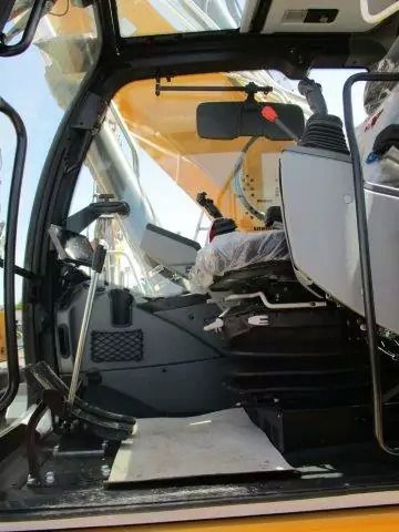 2023 Liebherr R926 LITRONIC G8.0-D crawler excavator interior view