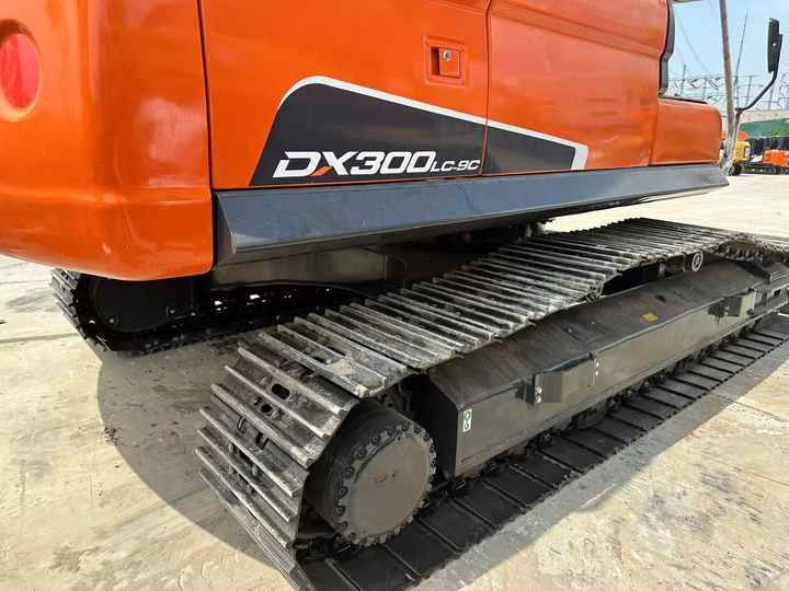 2020 Doosan DX300LC-9C crawler excavator side view 2020 Doosan DX300LC-9C crawler excavator side view