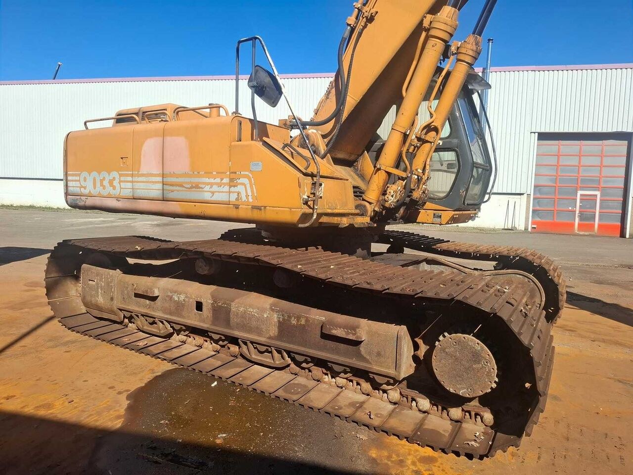 CASE 9033 crawler excavator, side view CASE 9033 crawler excavator, side view