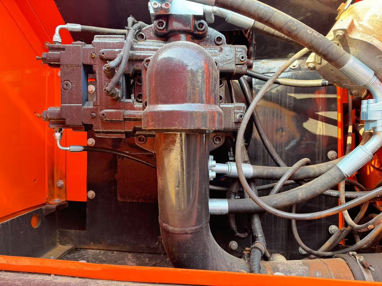 2020 Doosan DX340LC crawler excavator engine compartment detail 2020 Doosan DX340LC crawler excavator engine compartment detail