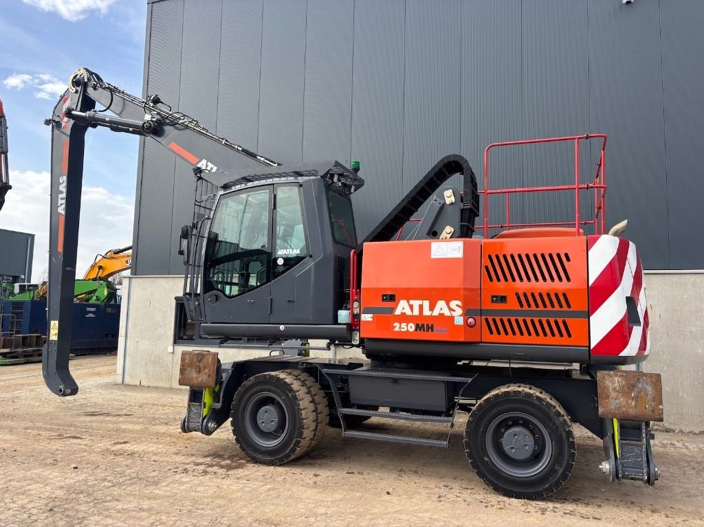 2020 Atlas 250MH material handler, side profile view 2020 Atlas 250MH material handler, side profile view