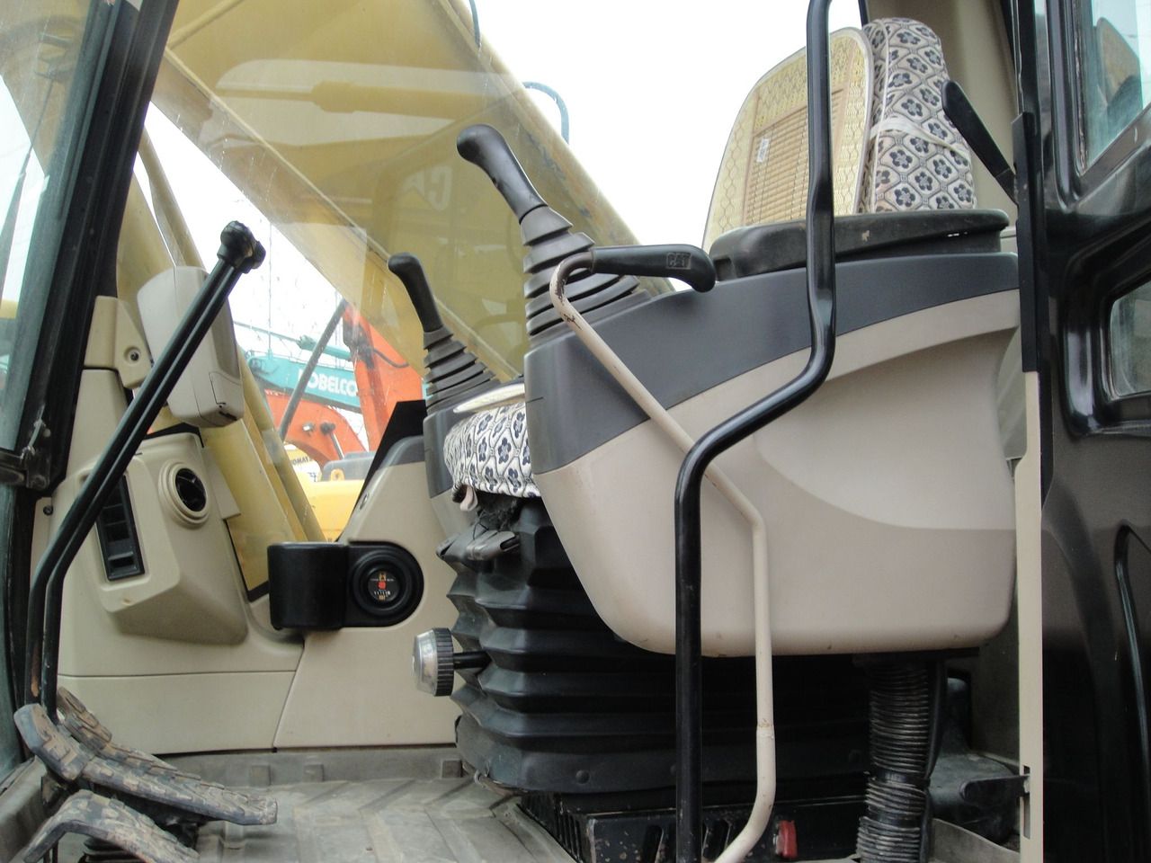 2016 Caterpillar 320CL Raupenbagger Innenansicht Fahrerkabine 2016 Caterpillar 320CL Raupenbagger Innenansicht Fahrerkabine