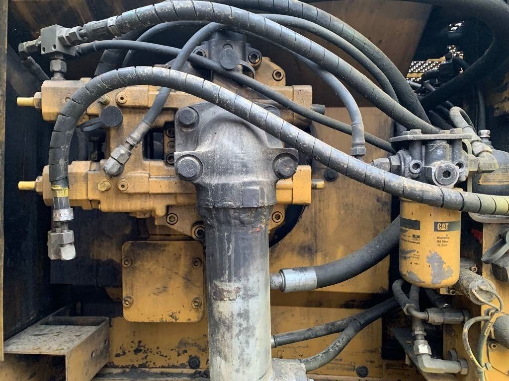 1996 Caterpillar 320N crawler excavator hydraulic system detail 1996 Caterpillar 320N crawler excavator hydraulic system detail