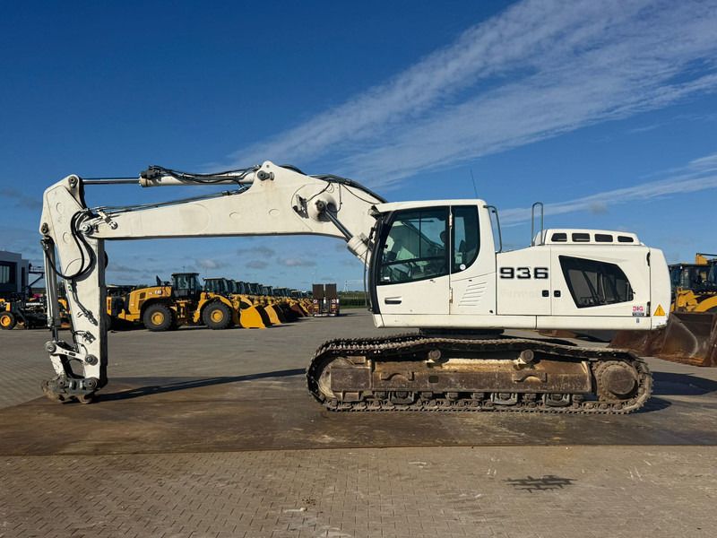 2012 Liebherr R936LC crawler excavator, side view 2012 Liebherr R936LC crawler excavator, side view