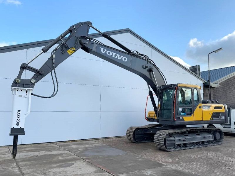 2025 Volvo EC220D crawler excavator with hydraulic hammer, side view 2025 Volvo EC220D crawler excavator with hydraulic hammer, side view