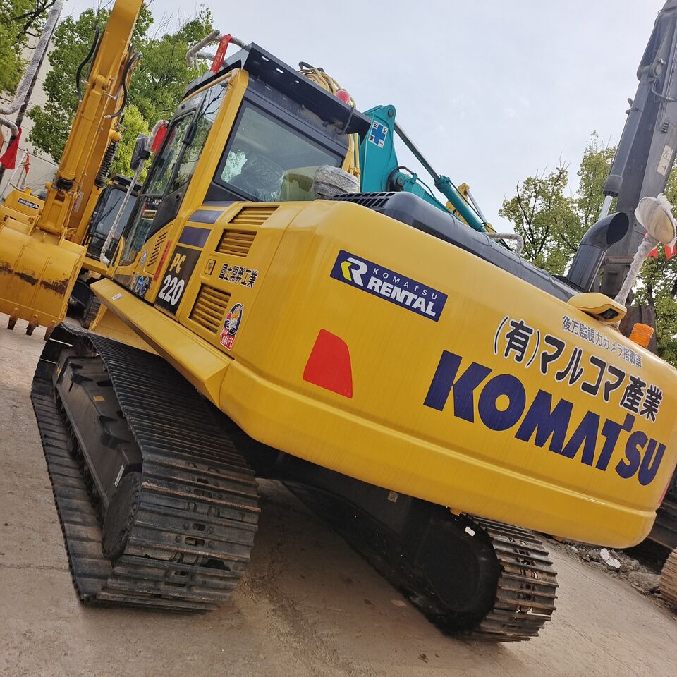 2024 Komatsu PC220-8 Raupenbagger, Ansicht von hinten dreiviertel