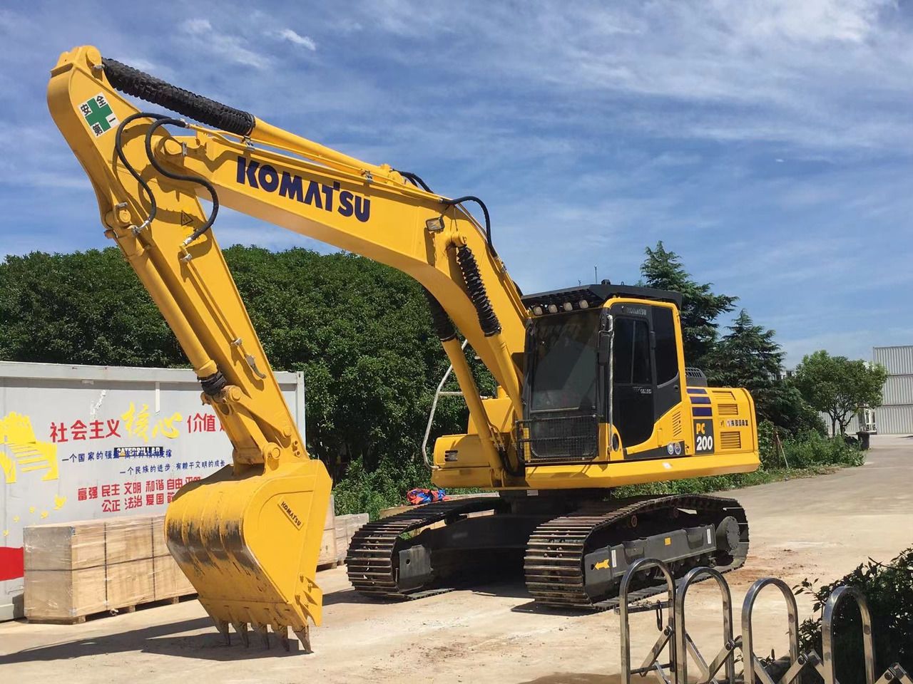 2022 Komatsu PC200-8 Raupenbagger, Front-Dreiviertelansicht
