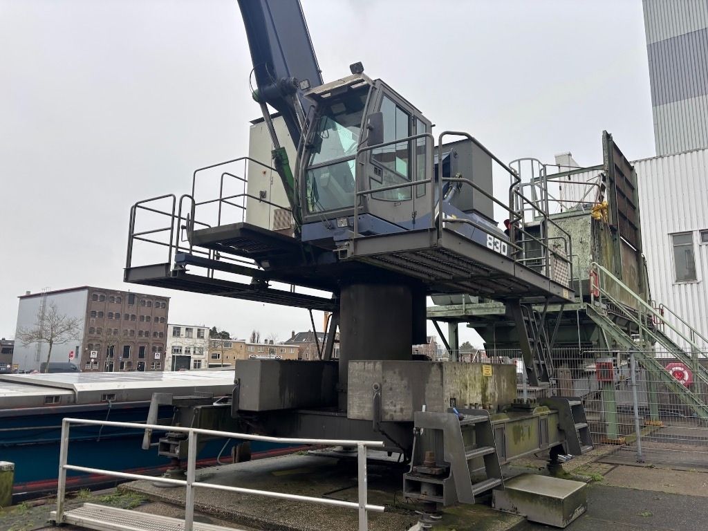 2005 Sennebogen 830A E material handler, low angle view 2005 Sennebogen 830A E material handler, low angle view