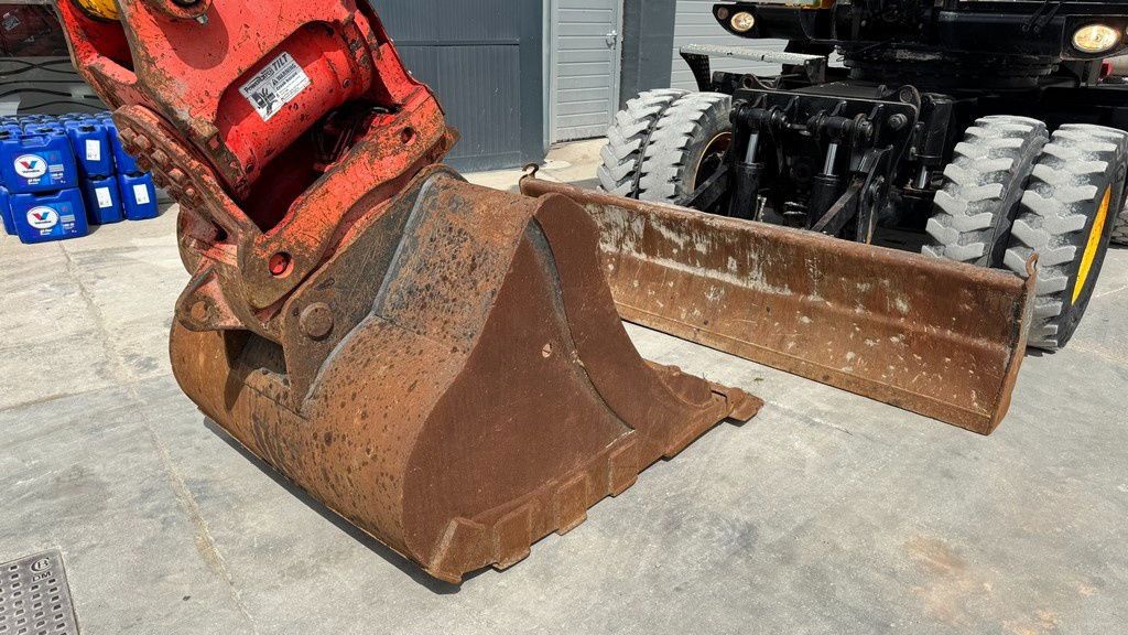 2019 JCB JS175W wheel excavator bucket and blade view 2019 JCB JS175W wheel excavator bucket and blade view