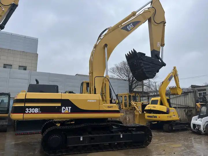 2000 Caterpillar 330BL crawler excavator side profile view 2000 Caterpillar 330BL crawler excavator side profile view
