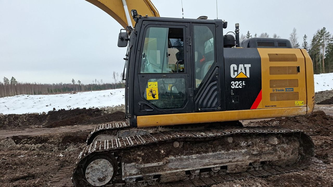 2017 Caterpillar 323F crawler excavator side view 2017 Caterpillar 323F crawler excavator side view