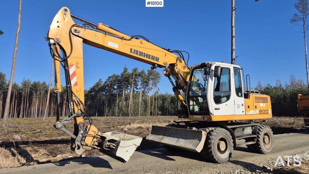 2007 Liebherr A900C wheel excavator, side profile view