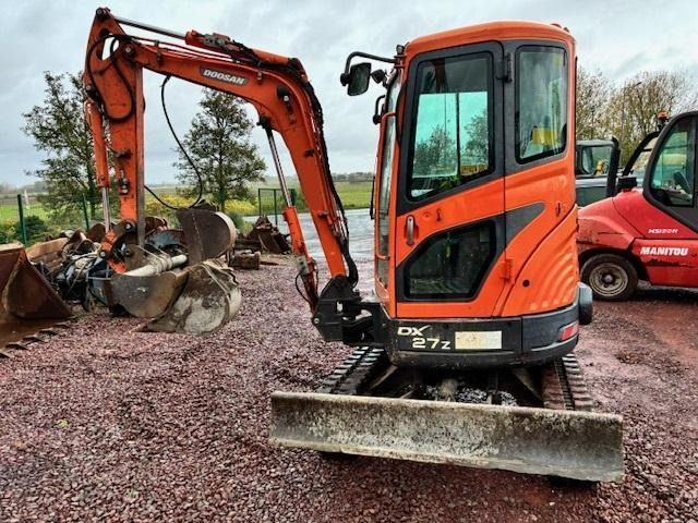 2013 Doosan DX27Z mini excavator, front three-quarter view 2013 Doosan DX27Z mini excavator, front three-quarter view