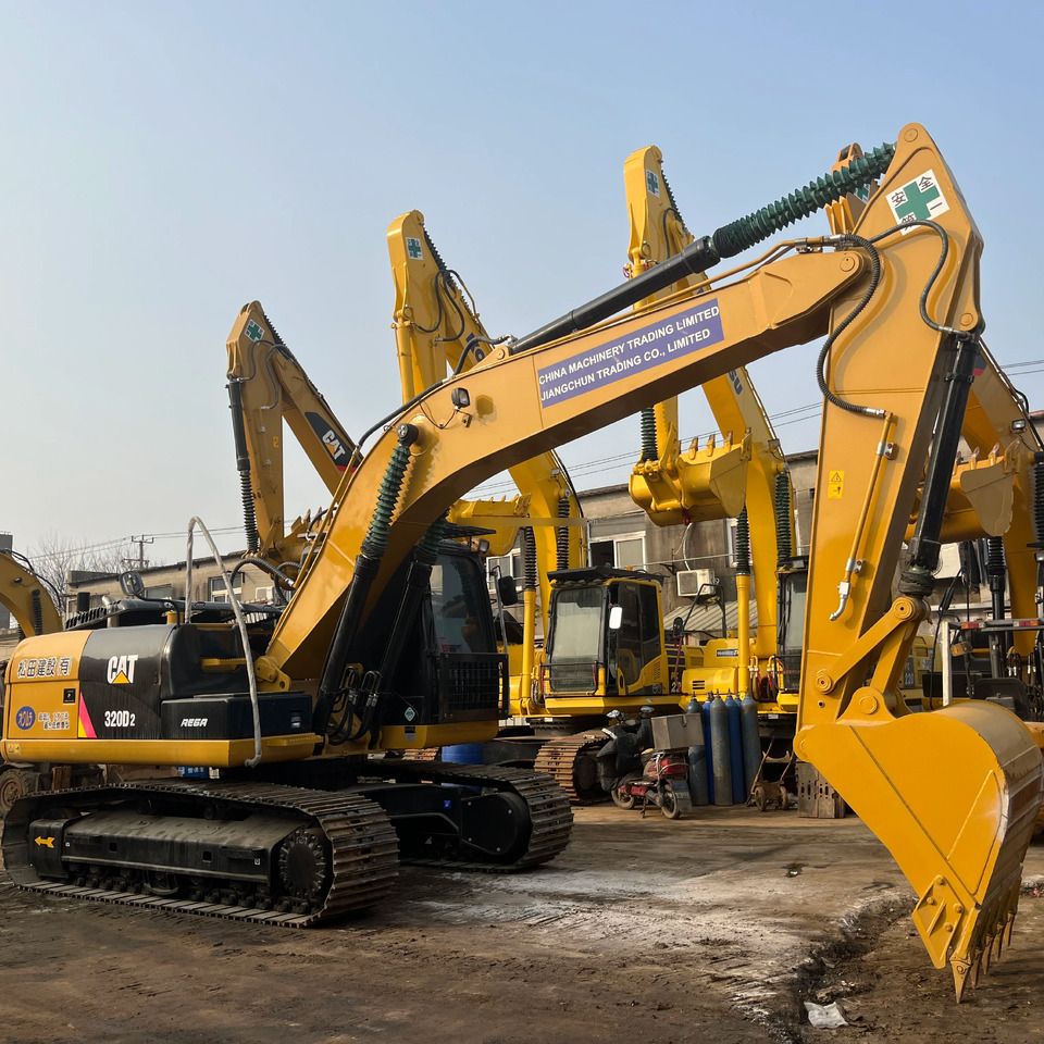 2016 Caterpillar 320D2 crawler excavator, side profile view