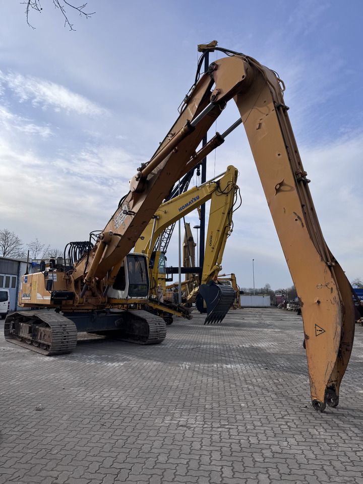 2003 Liebherr R954 B material handler, side profile view 2003 Liebherr R954 B material handler, side profile view