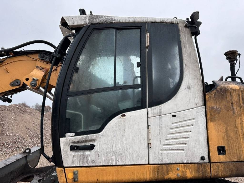 2016 Liebherr R914COMPACT crawler excavator cab side view 2016 Liebherr R914COMPACT crawler excavator cab side view