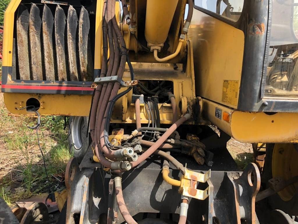 1999 Caterpillar M312 wheel excavator side view of hydraulic connections 1999 Caterpillar M312 wheel excavator side view of hydraulic connections