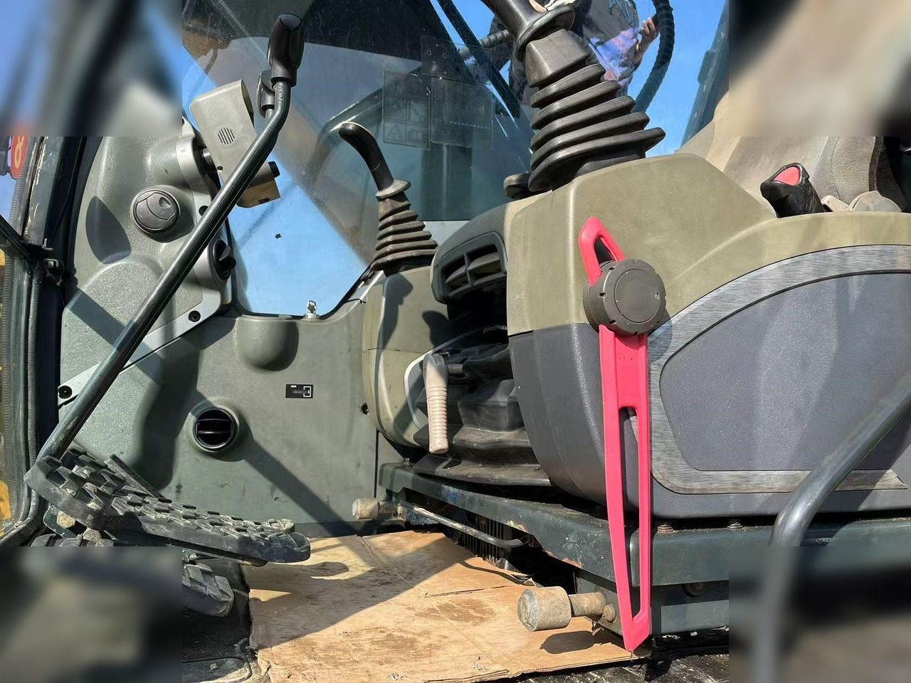 2022 Hyundai R220LC-9S crawler excavator interior cab view 2022 Hyundai R220LC-9S crawler excavator interior cab view