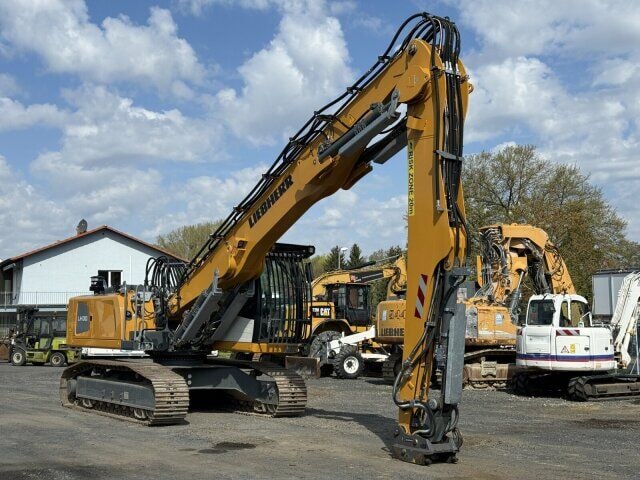 2022 Liebherr LH30C Litronic Industry crawler excavator, side view 2022 Liebherr LH30C Litronic Industry crawler excavator, side view