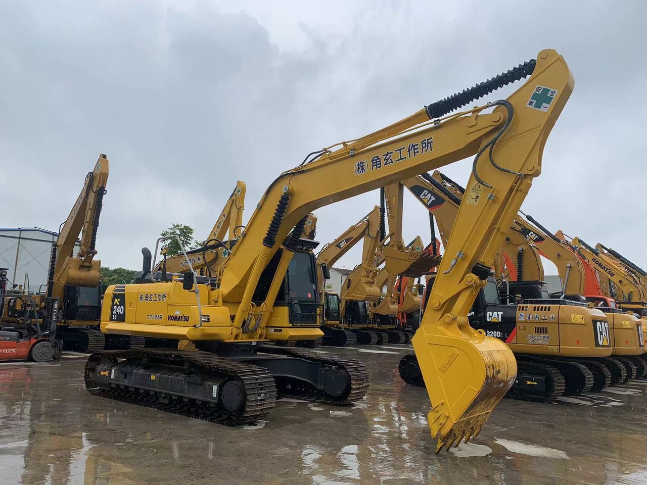 2021 Komatsu PC240 LC crawler excavator, side profile view 2021 Komatsu PC240 LC crawler excavator, side profile view