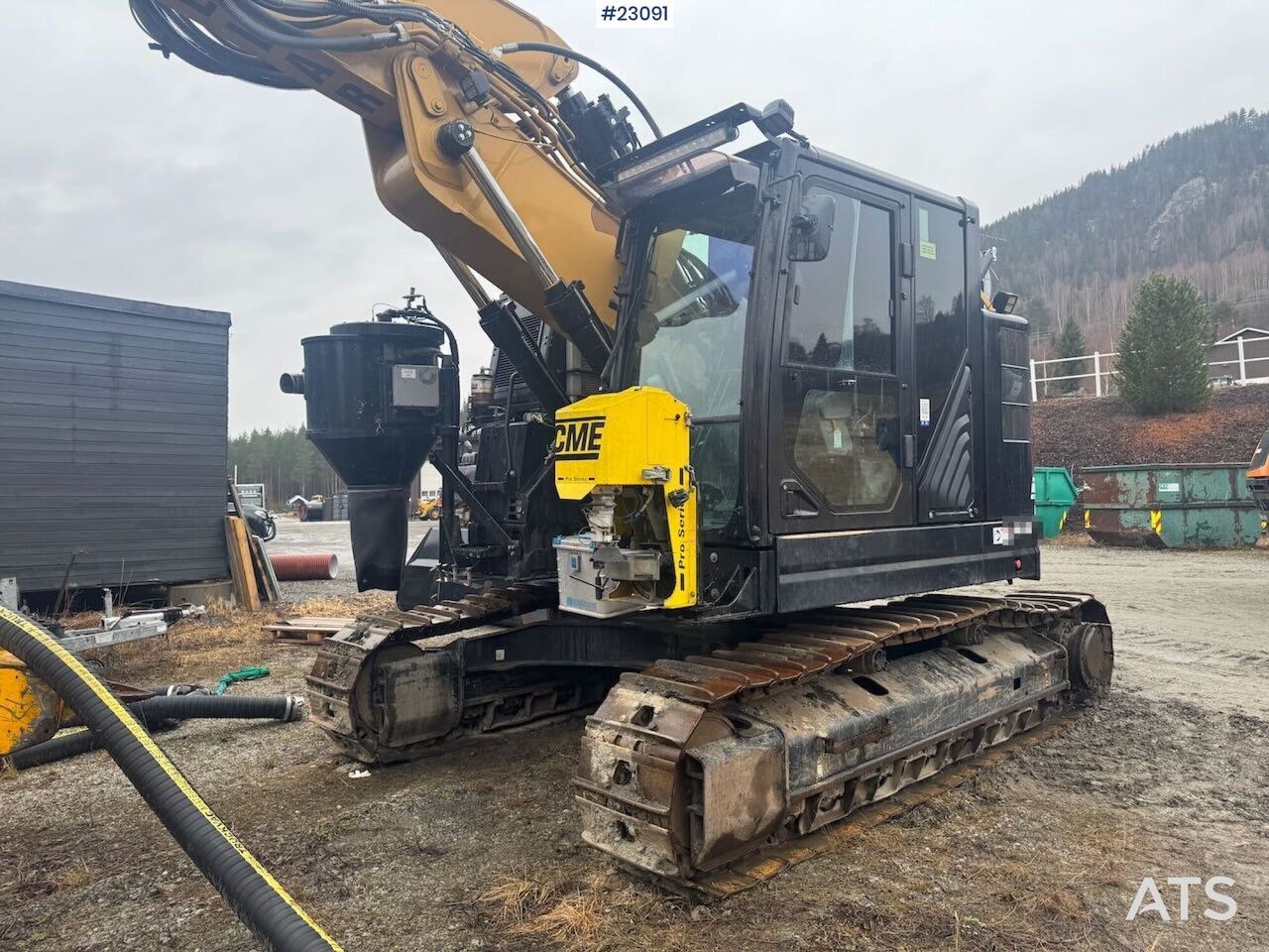2017 Caterpillar 325FL crawler excavator, side view 2017 Caterpillar 325FL crawler excavator, side view