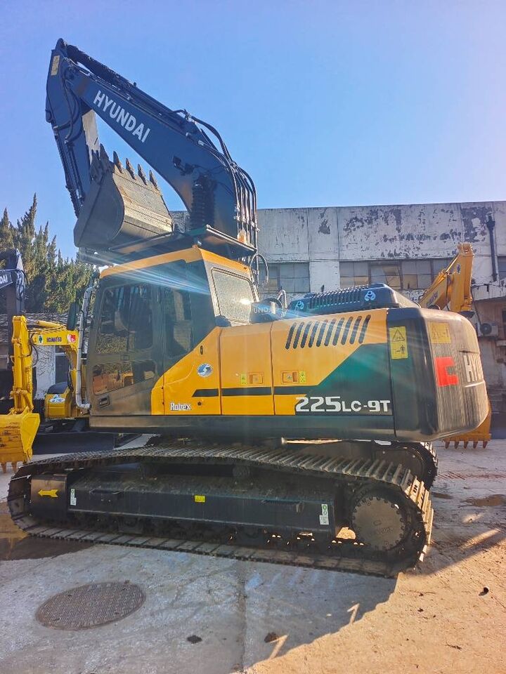 2025 Hyundai R225LC-9T crawler excavator side view 2025 Hyundai R225LC-9T crawler excavator side view