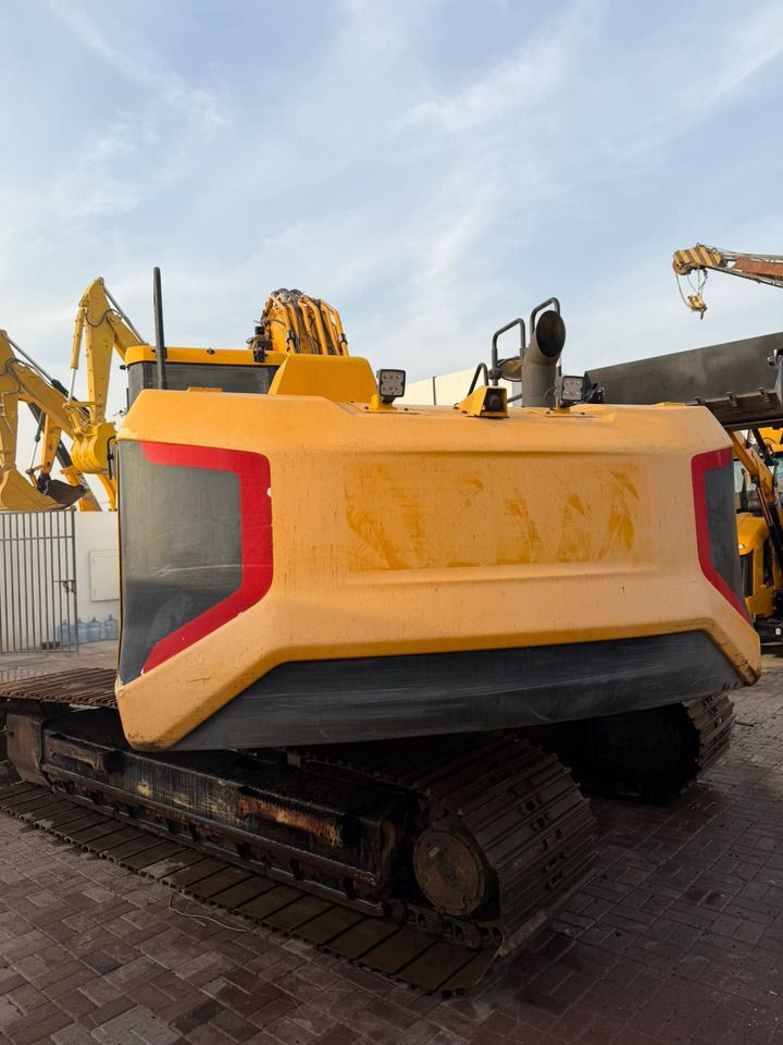 2019 JCB JS220XL excavator rear view 2019 JCB JS220XL excavator rear view