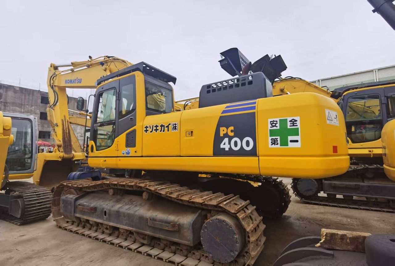 2018 Komatsu PC400-8 crawler excavator, side view 2018 Komatsu PC400-8 crawler excavator, side view