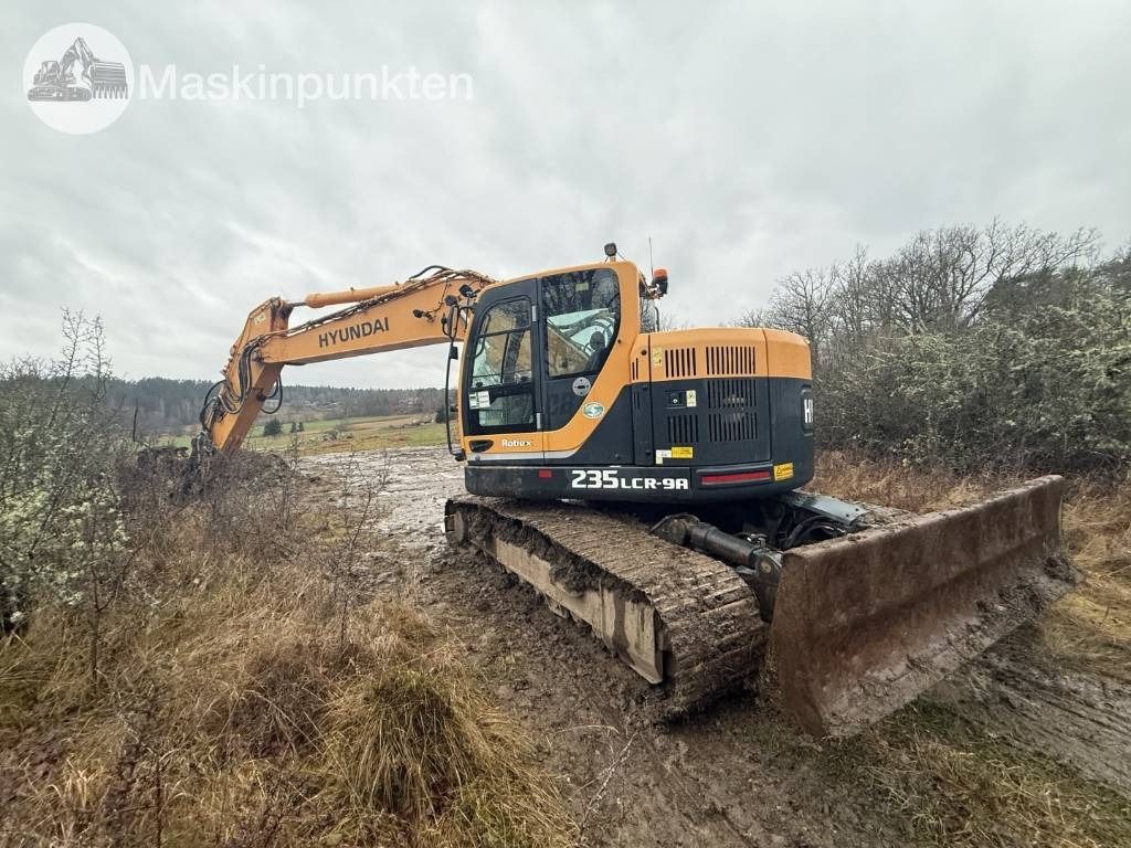 2016 Hyundai R235LCR-9A crawler excavator, side view 2016 Hyundai R235LCR-9A crawler excavator, side view