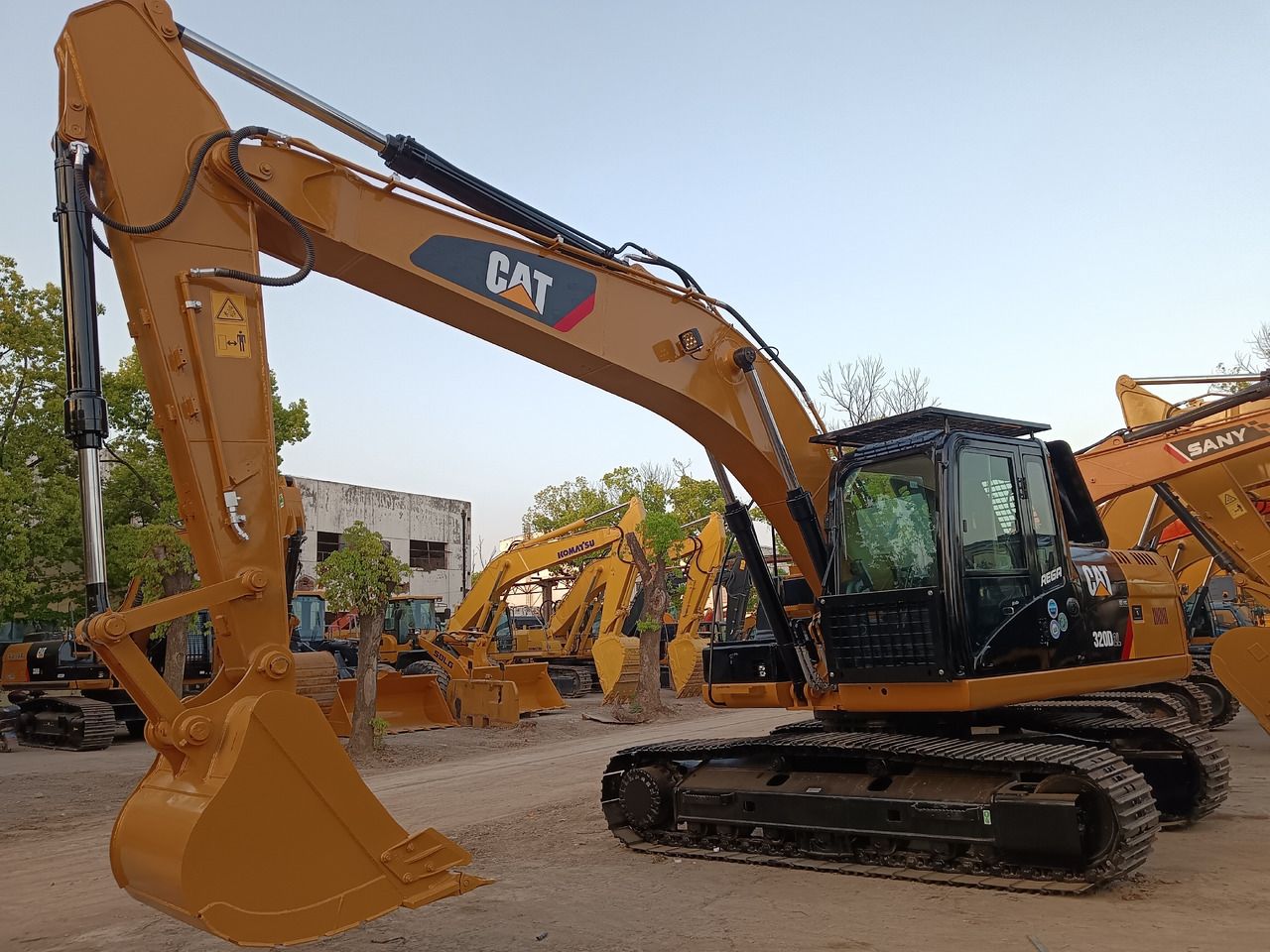 Pelle sur chenilles Caterpillar 320D2L 2024, vue latérale